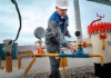 Оператор газораспределительной станции осматривает емкости для хранения одоранта