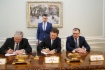 Алексей Миллер и Чрезвычайный и Полномочный Посол Республики Беларусь в Российской Федерации Владимир Семашко подписали Протокол между «Газпромом» и Правительством Республики Беларусь, в соответствии с которым определен порядок формирования цен при поставке природного газа в Беларусь в 2020 году.