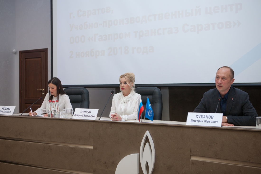 В президиуме: Виолетта Супрун (в центре), заместитель руководителя Саратовского отделения Всероссийского детского военно-патриотического движения «Юнармия» Дмитрий Суханов