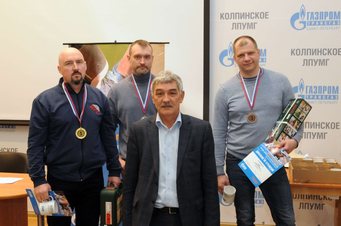 Заместитель генерального директора по производству награждает победителей конкурса