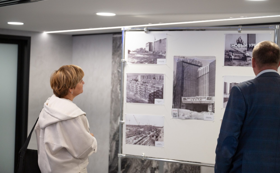 Работники ООО «Газпром трансгаз Санкт-Петербург» на выставке, посвященной Новому Уренгою