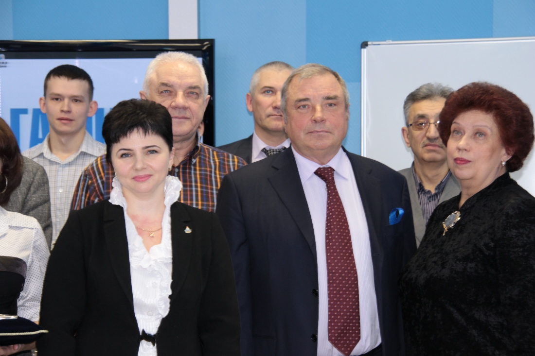 Слева направо: Наталья Демченко (декан геолого-разведочного факультета УГТУ), Юрий Важенин, Любовь Пармузина (заведующая кафедрой «Геология нефти и газа»). За ними: Николай Цхадая (ректор УГТУ)