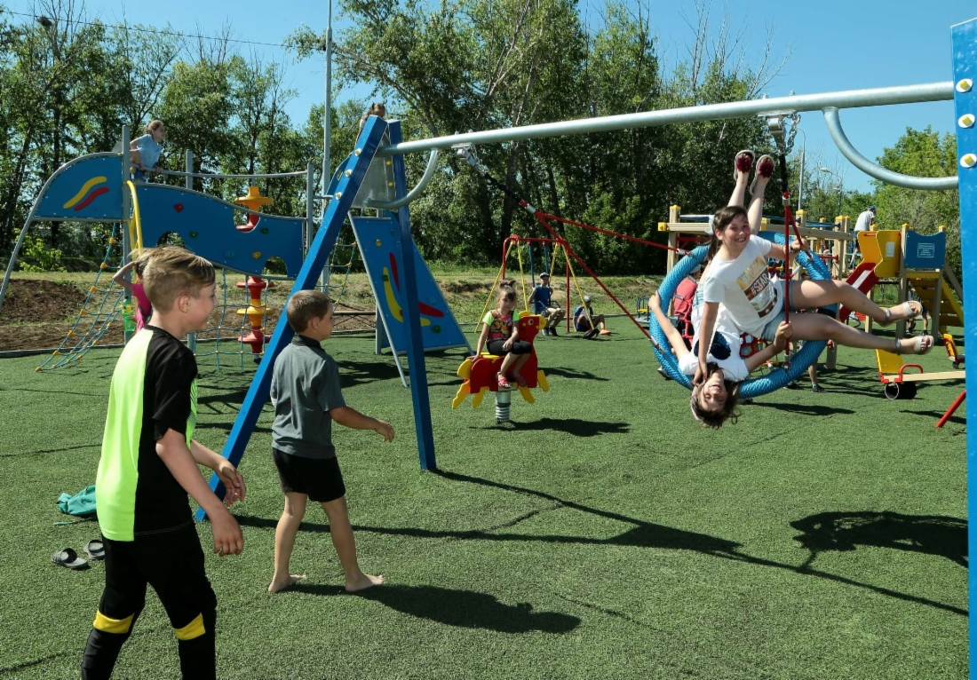 Большой популярностью у детей пользуются качели с плетеным сиденьем, которое помогает поймать ощущение полета