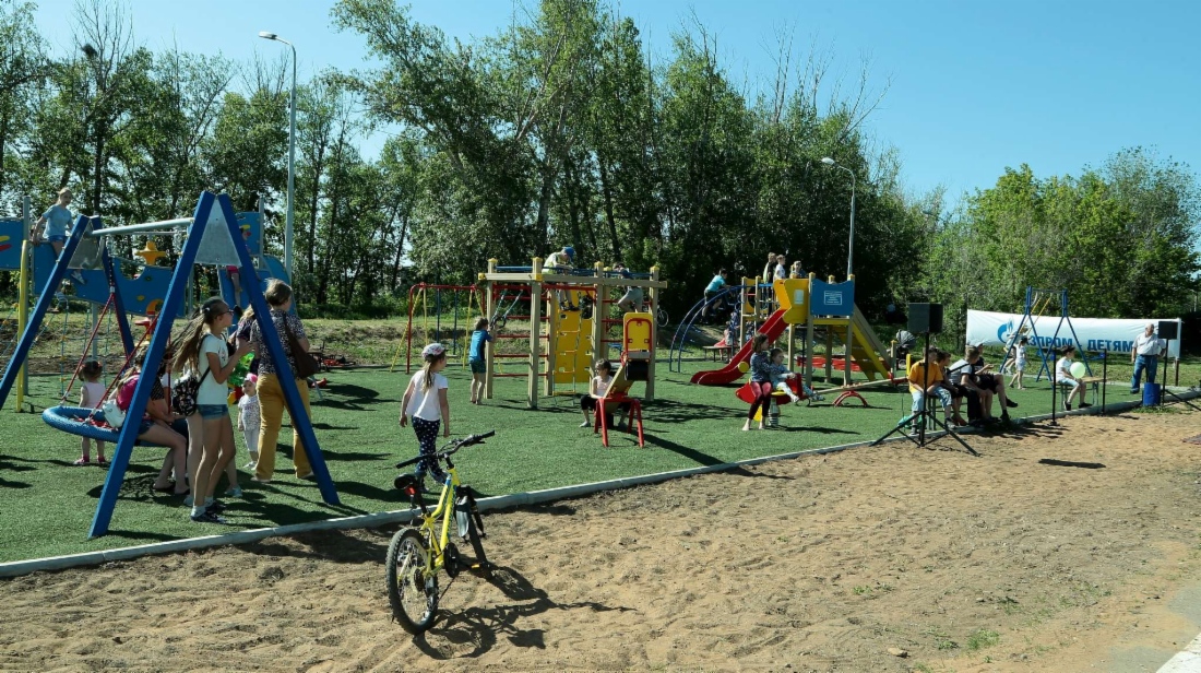 На игровой площадке находят себе занятия ребята разных возрастов