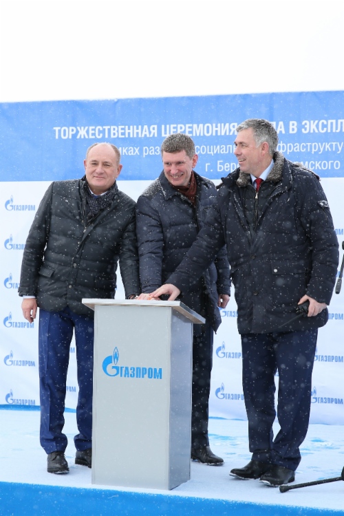 Виталий Маркелов (слева), Максим Решетников и Сергей Сусликов нажимают символическую кнопку пуска ГРС