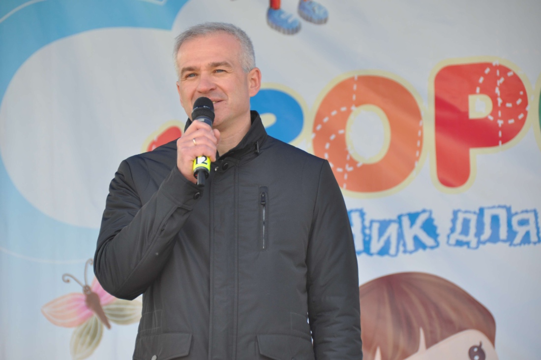 И детей и взрослых приветствует начальник КСЦ Евгений Мозуль
