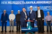 Каски, как символ принадлежности к профессии газовика, на молодых работников надевали Станислав Адаменко и Борис Райнов