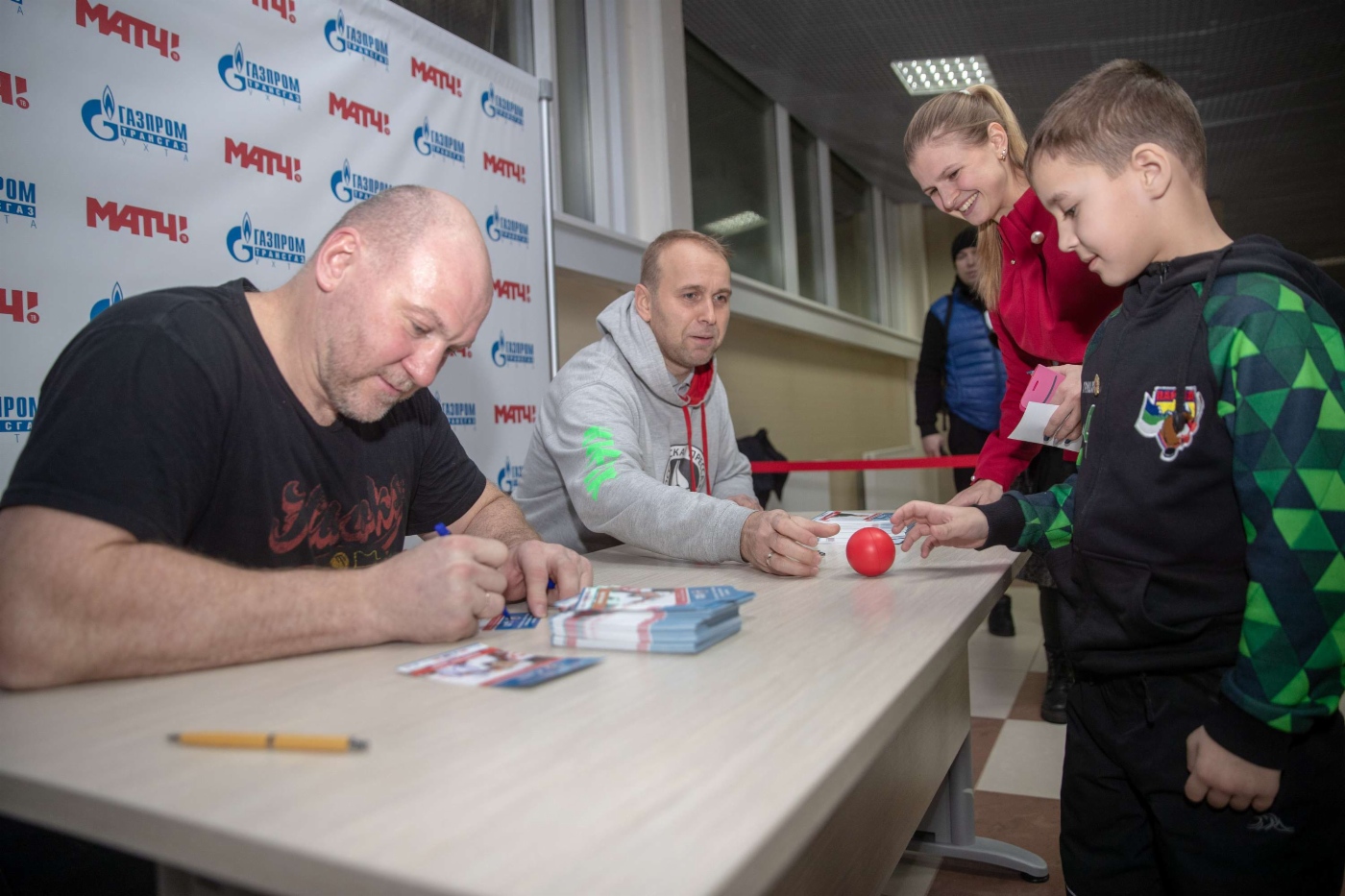 Автограф-сессия для болельщиков: Андрей Николишин и Денис Казанский