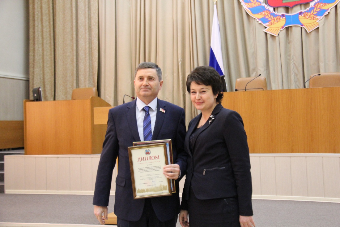 Заместитель Председателя Правительства Алтайского края Ирина Долгова вручает награду директору Алтайского ЛПУМГ ООО «Газпром трансгаз Томск» Андрею Хмуровичу