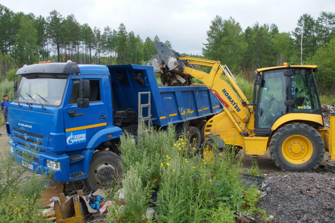 С помощью спецтехники газовикам удалось собрать почти 300 кубометров мусора