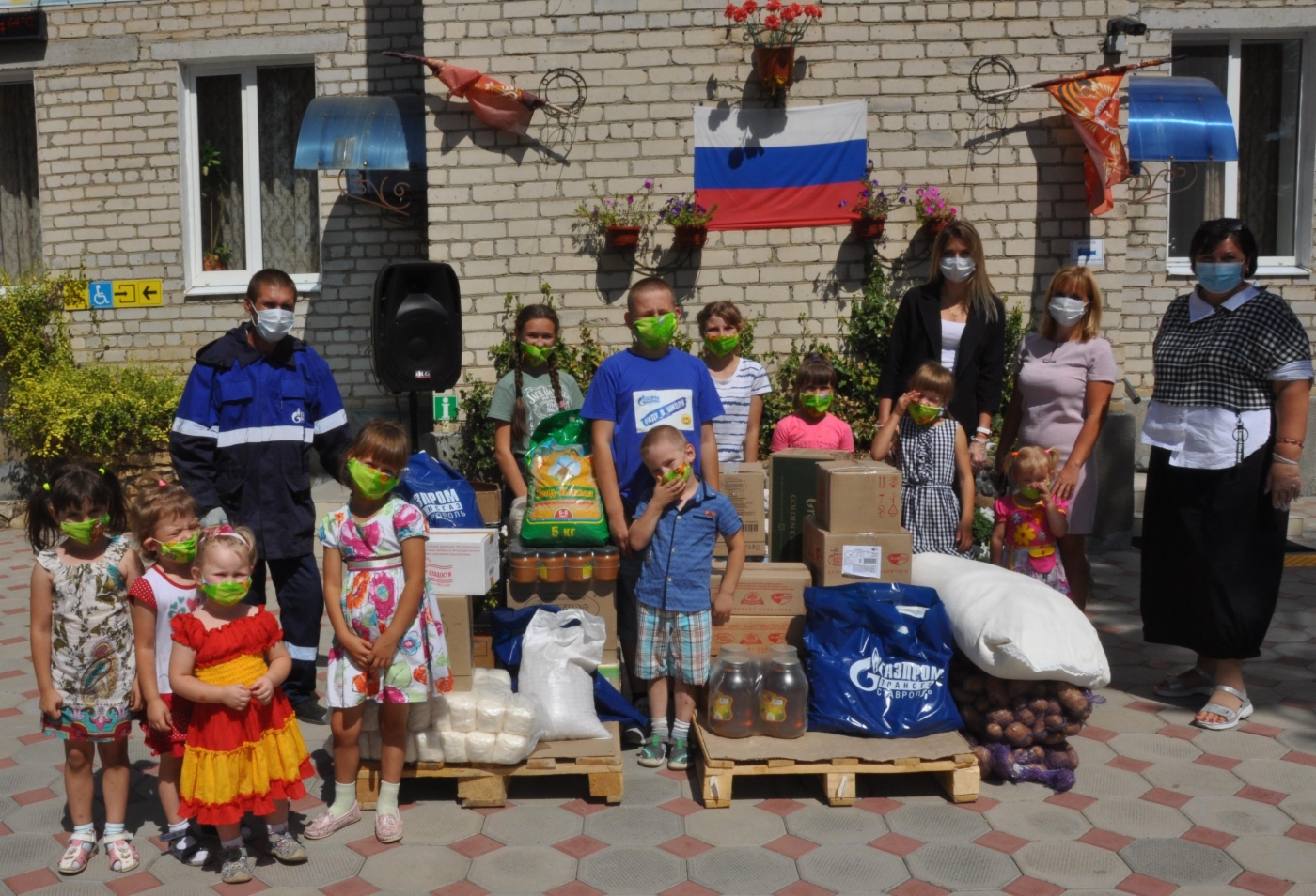 Организаторы и участники благотворительной акции в социально-реабилитационном центре в селе Тищенском Ставропольского края