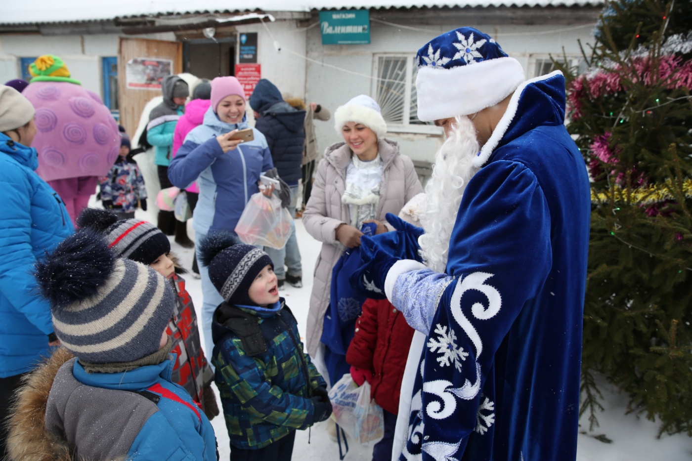 Дед Мороз слушает юного чтеца