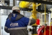 Проверка герметичности соединений сотрудником газовой компании в котельной