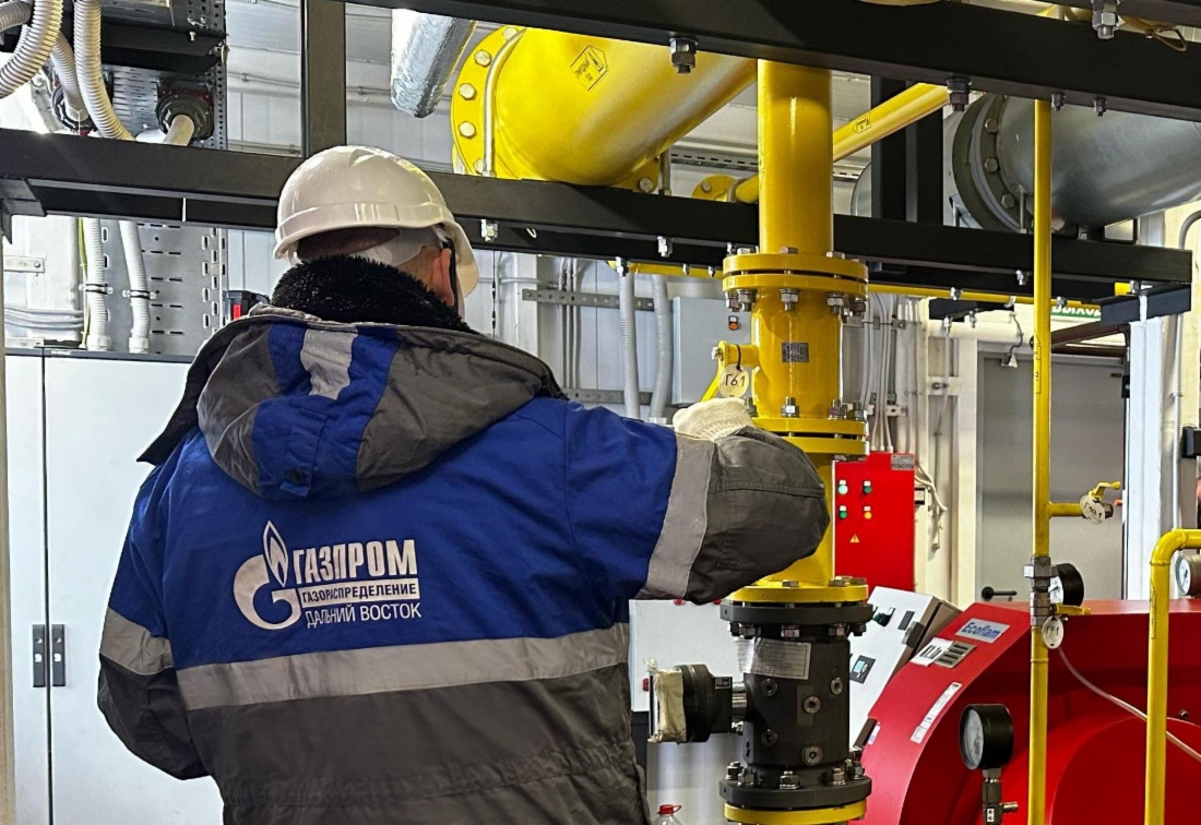 Проверка герметичности соединений сотрудником газовой компании в котельной