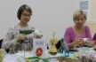 Взрослые делают новогодние игрушки из лампочек