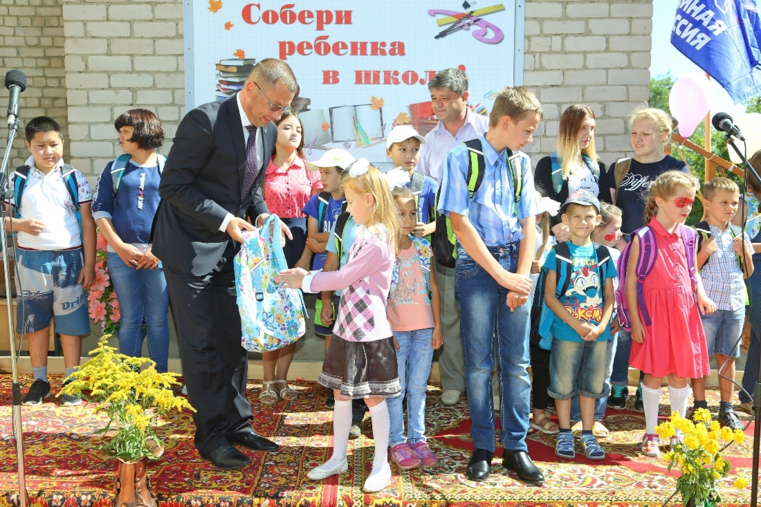 Начальник управления технологического транспорта и специальной техники ООО «Газпром добыча Оренбург» Андрей Тищенко пожелал отличной учебы ребятам из шести населенных пунктов Оренбургского района, собравшимся на празднике в поселке Зауральный
