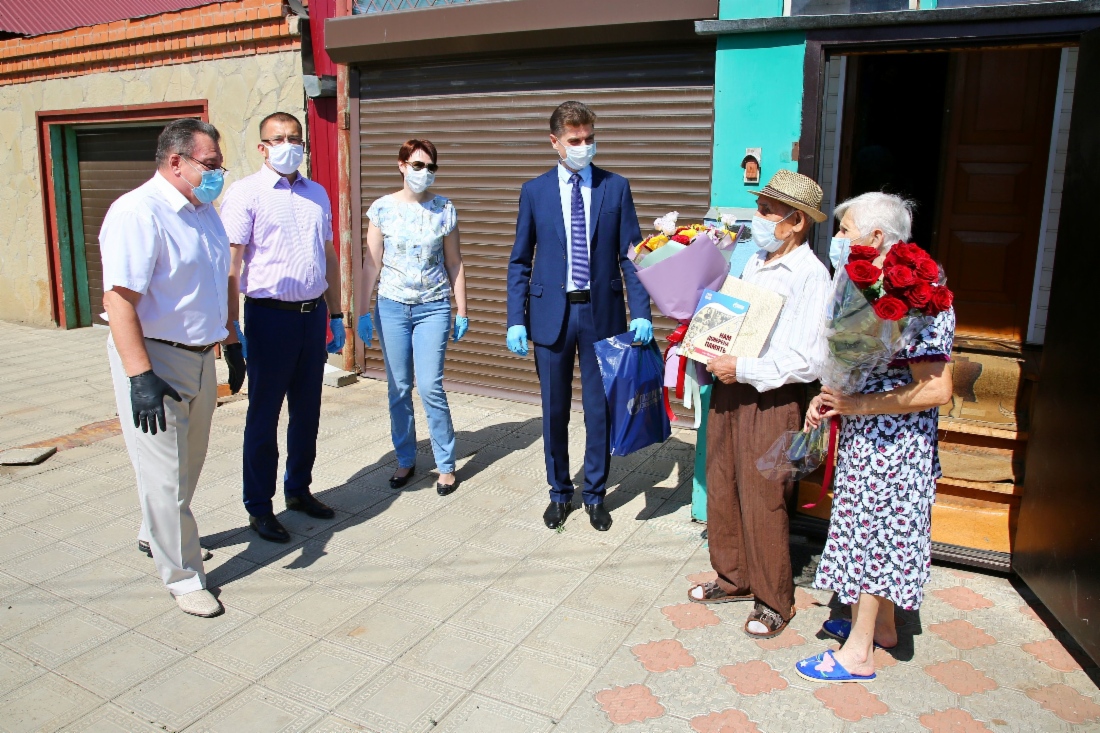 С 95-летием Хабибуллу Ахметовича Байтеева приехали поздравить заместитель генерального директора Общества Евгений Лобачев (в центре), начальник управления технологического транспорта и специальной техники компании Андрей Тищенко (второй слева), председатель профкома структурного подразделения Михаил Васнецов и начальник отдела кадров и социального развития управления Ирина Бойко. Гости и супруга Тамара Васильевна пожелали юбиляру долголетия С 95-летием Хабибуллу Ахметовича Байтеева приехали поздравить заместитель генерального директора Общества Евгений Лобачев (в центре), начальник управления технологического транспорта и специальной техники компании Андрей Тищенко (второй слева), председатель профкома структурного подразделения Михаил Васнецов и начальник отдела кадров и социального развития управления Ирина Бойко. Гости и супруга Тамара Васильевна пожелали юбиляру долголетия