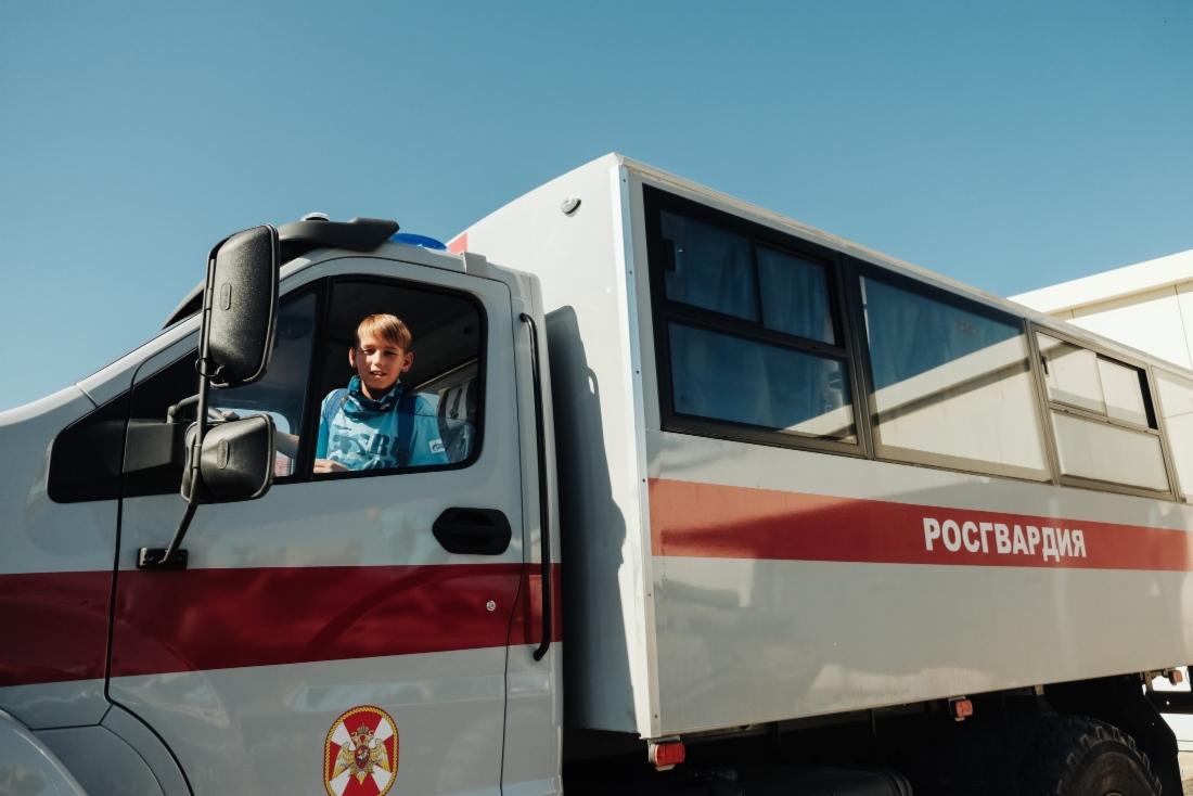 После соревнований воспитанники детских домов посетили военный музей и посмотрели военную технику и оружие