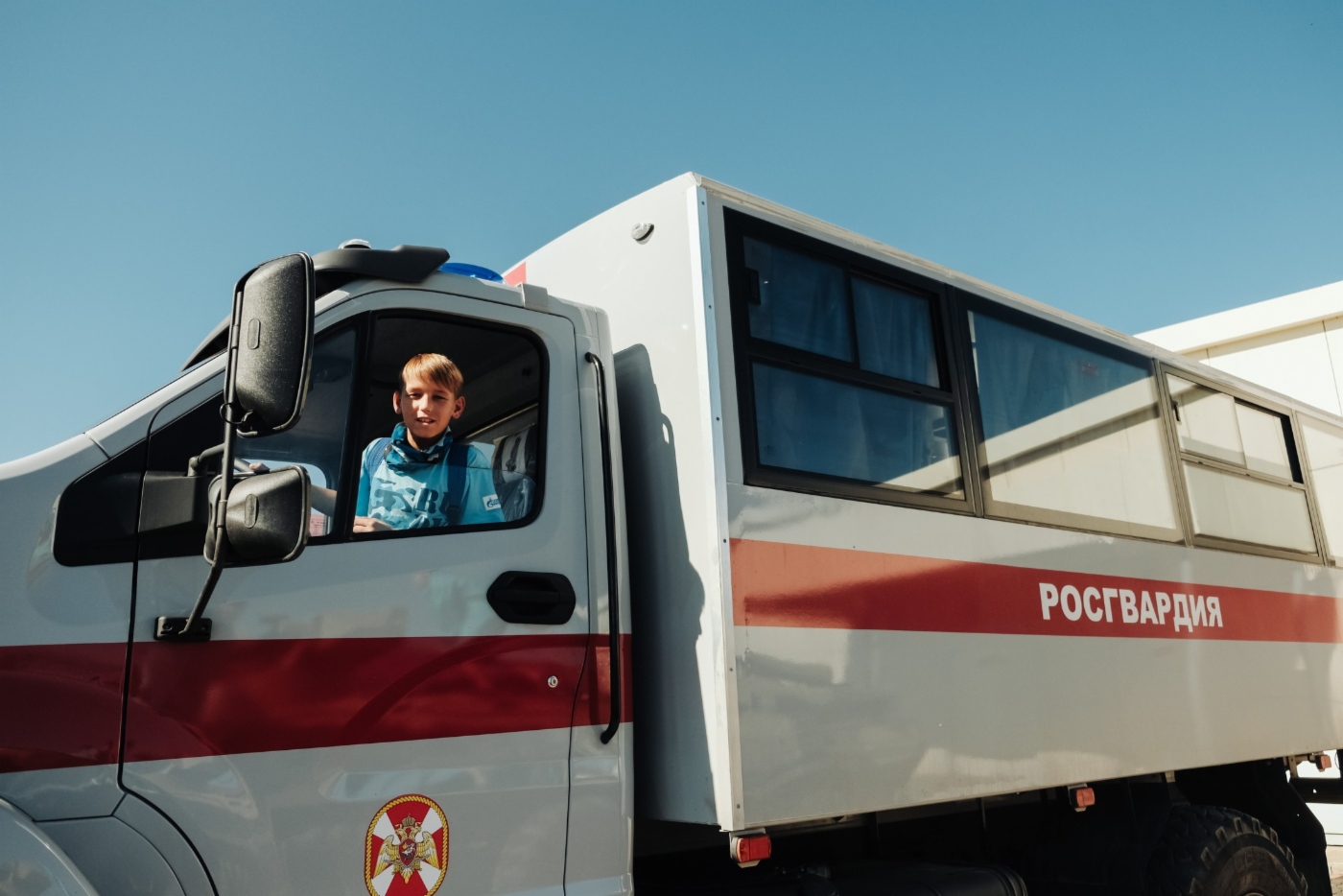 После соревнований воспитанники детских домов посетили военный музей и посмотрели военную технику и оружие