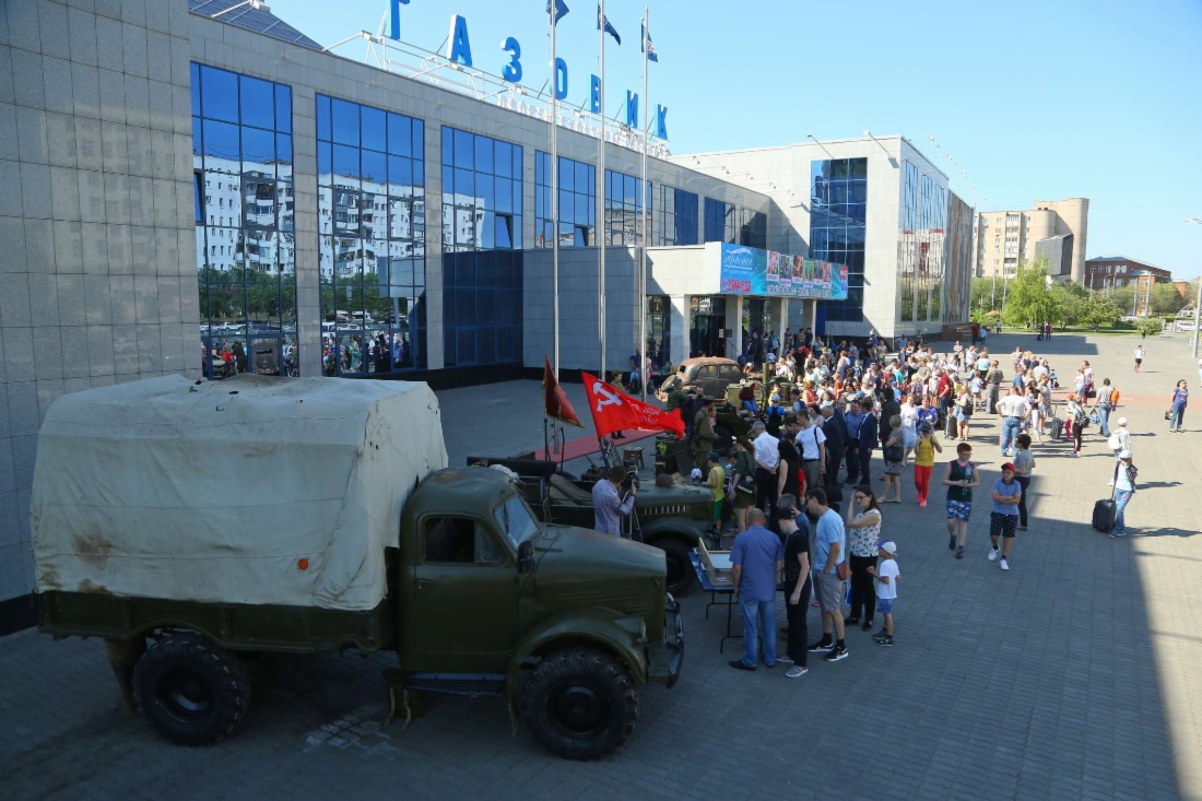 В течение дня поток посетителей выставки военной техники не иссякал