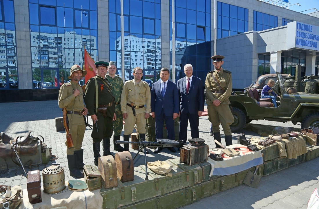 Выставку военной техники посетил генеральный директор ООО «Газпром добыча Оренбург» Владимир Кияев (третий справа)