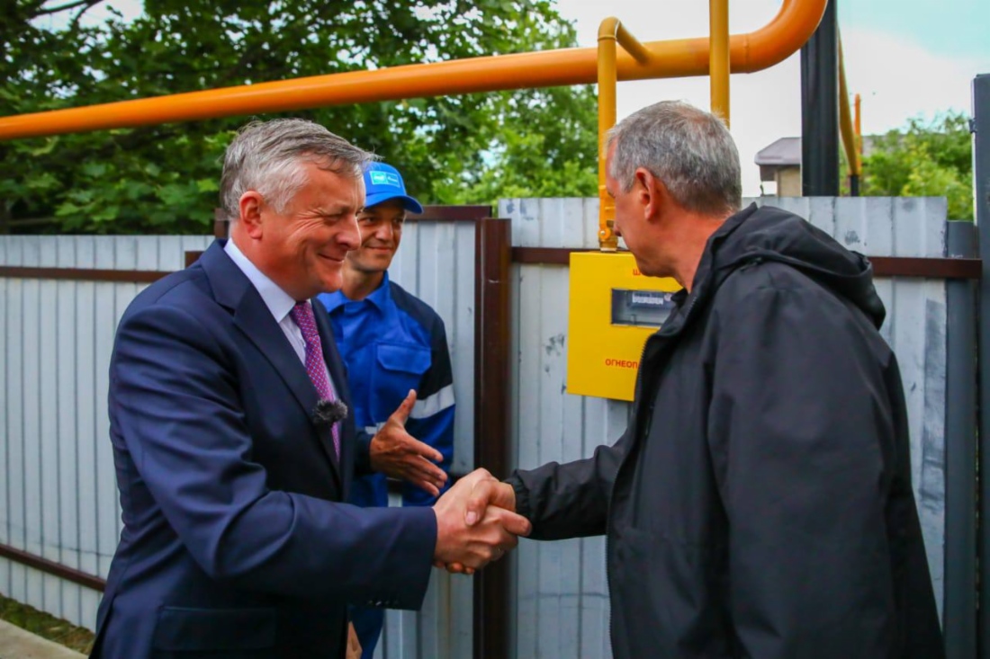 Сергей Густов принимает участие в подключении дома к газовым сетям