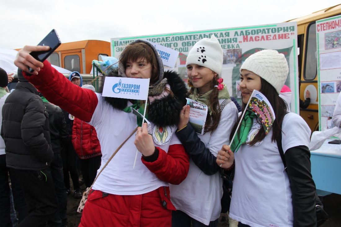 Молодежь с удовольсвием делает селфи с сувенирами экологической станции ООО «Газпром трансгаз Саратов»