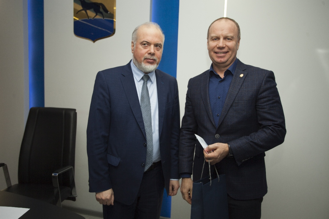 Глава Сургута Вадим Шувалов (слева) награждает Алексея Иванцова