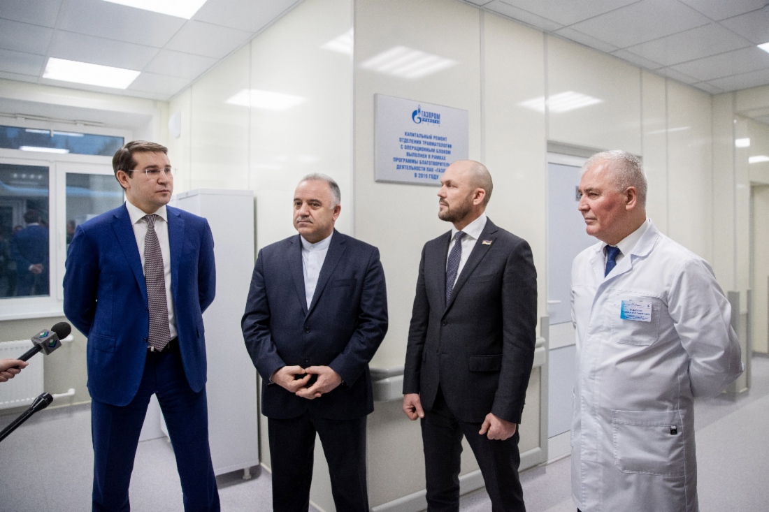 Слева направо: генеральный директор ООО «Газпром трансгаз Ухта» Александр Гайворонский, глава МОГО «Ухта» — руководитель администрации МОГО «Ухта» Магомед Османов, министр здравоохранения Республики Коми Дмитрий Березин, главный врач Ухтинской городской больницы № 1 Магомедхабиб Рамазанов