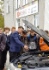 Старшеклассникам показывают автомобиль на газомоторном топливе