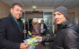 День безопасности дорожного движения начался с раздачи памяток и светоотражающих браслетов