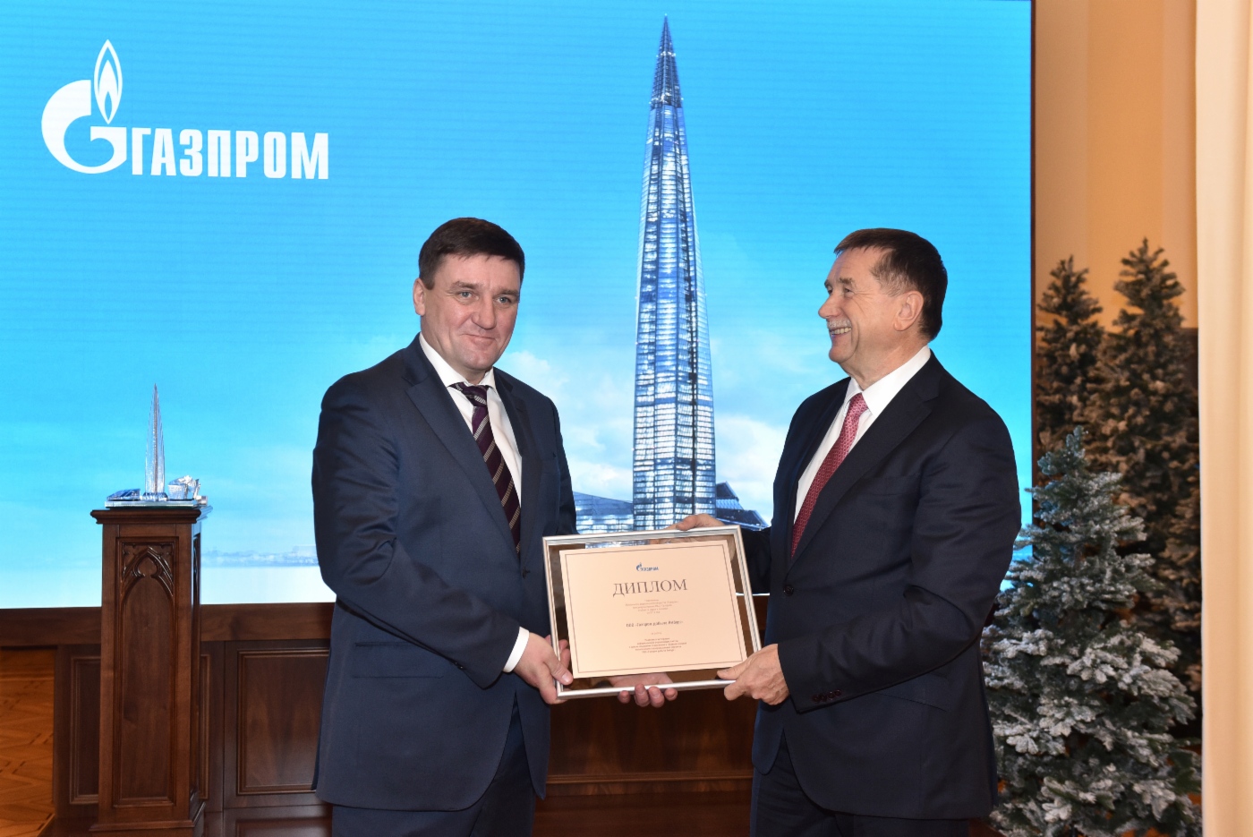 Сергей Хомяков (справа) поздравил генерального директора ООО «Газпром добыча Ямбург» Олега Арно с присуждением премии