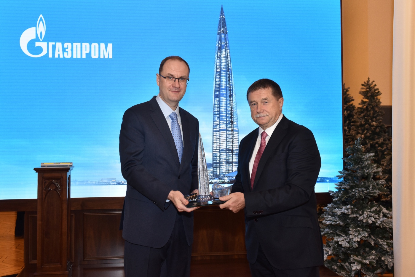 Сергей Хомяков (справа) поздравил генерального директора ООО «Газпром трансгаз Москва» Александра Бабакова с победой в конкурсе