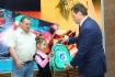 Игорь Крутиков вручает фирменные рюкзаки от ноябрьских газовиков