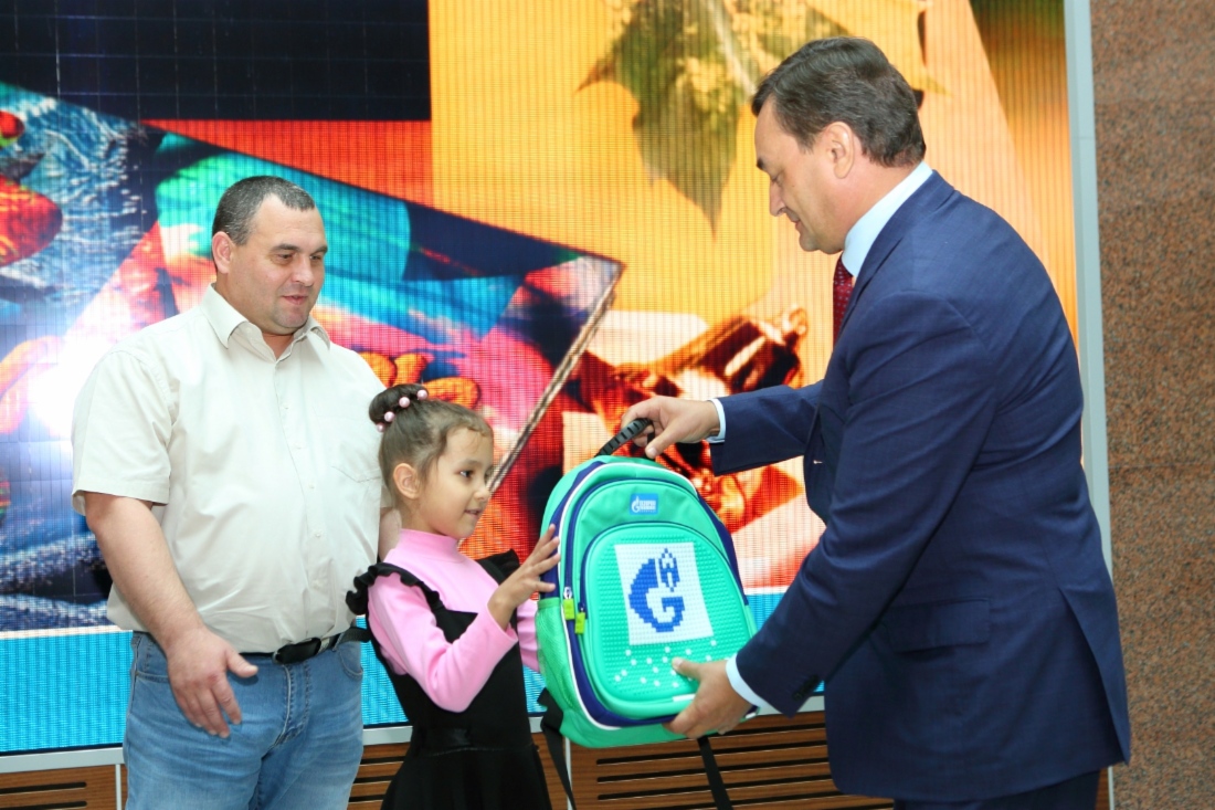 Игорь Крутиков вручает фирменные рюкзаки от ноябрьских газовиков