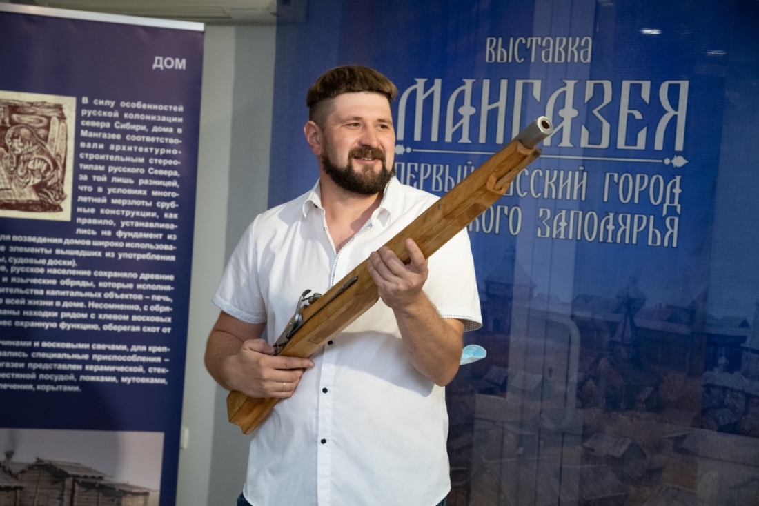 Научный сотрудник Музейно-выставочного комплекса им. И. С. Шемановского Никита Перцев открыл выставку холостым выстрелом из ручницы. Копия этого ручного ружья была изготовлена специально для этого проекта