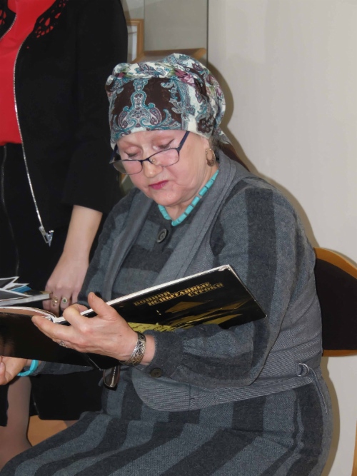 Письма с татарского языка переводила ветеран здравоохранения Астраханской области, активистка регионального татарского национального культурного общества «Дуслык» Серур Мифтяева