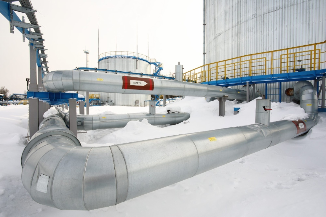 Резервуары с нефтью на приемо-сдаточном пункте Чаяндинского нефтегазоконденсатного месторождения