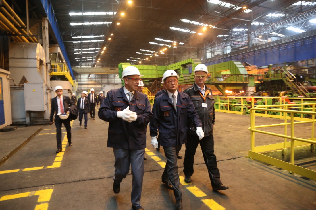 В рамках поездки на Волжский трубный завод делегация ОАО «Газпром» осмотрела производство трубной продукции завода
