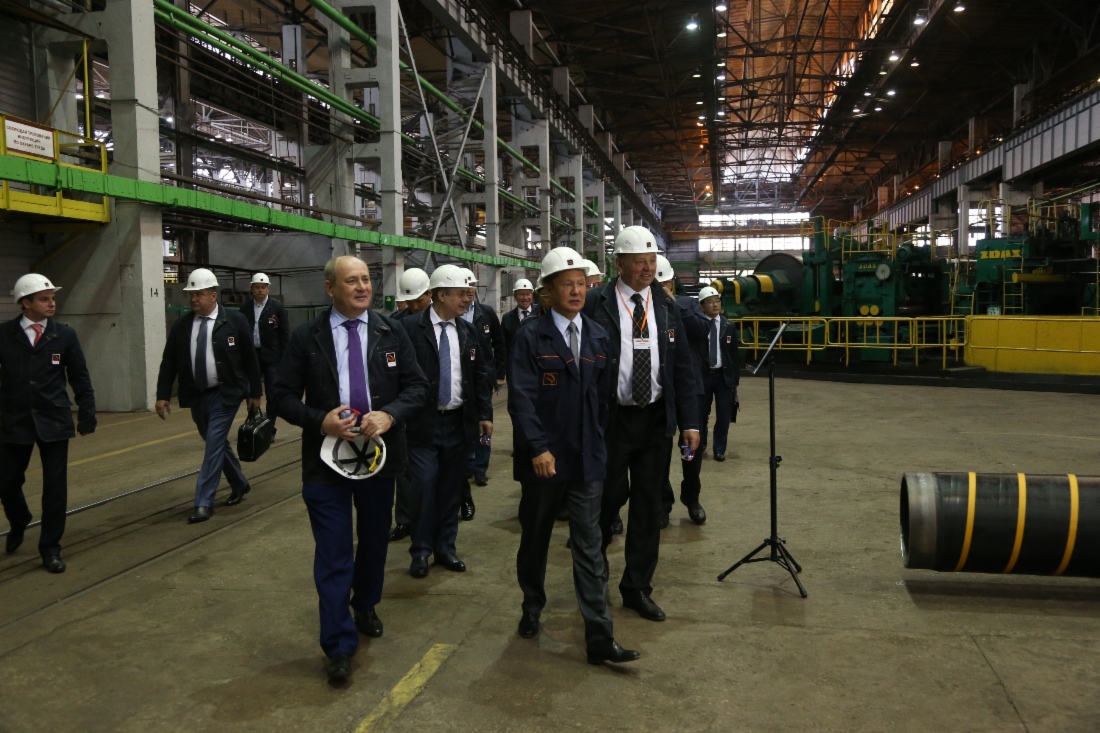 В рамках поездки на Волжский трубный завод делегация ОАО «Газпром» осмотрела производство трубной продукции завода