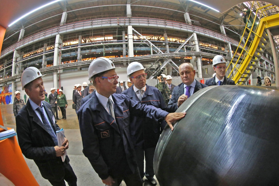 В рамках поездки на Волжский трубный завод делегация ОАО «Газпром» во главе с Алексеем Миллером (второй слева) осмотрела производство трубной продукции завода