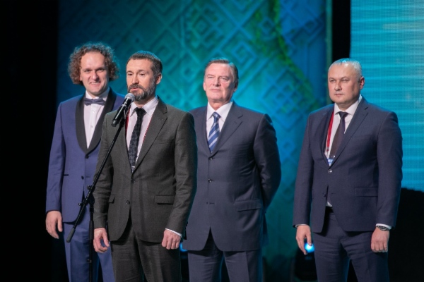 Руководитель Оргкомитета, заместитель начальника департамента ПАО «Газпром» Роман Сахартов, председатель жюри Юрий Медяник, заместитель Премьер-министра Республики Башкортостан, министр промышленности, энергетики и инноваций республики Александр Шильдяев и исполнительный директор ООО «РГД переработка Салават» — управляющей организации ООО «Газпром нефтехим Салават» Леонид Алехин