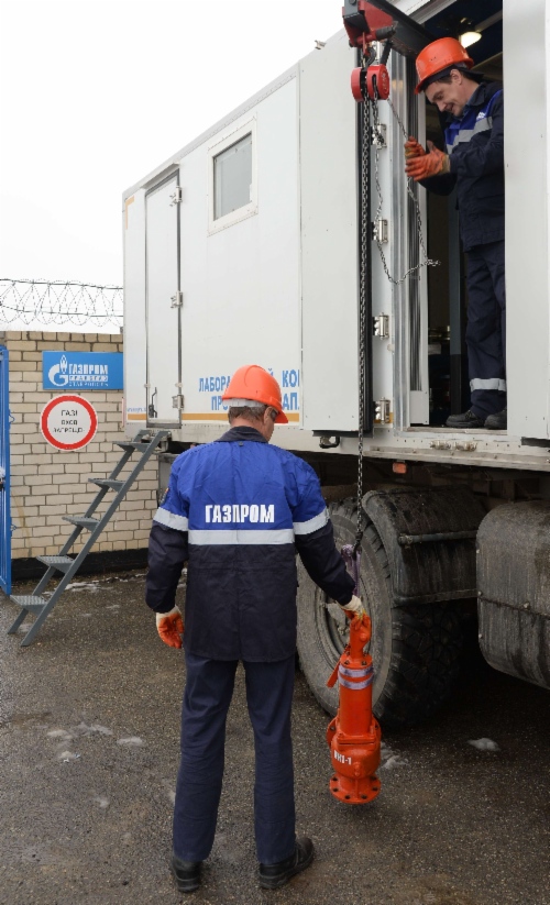 Сотрудники Инженерно-технического центра работают в передвижном лабораторном комплексе проверки клапанов
