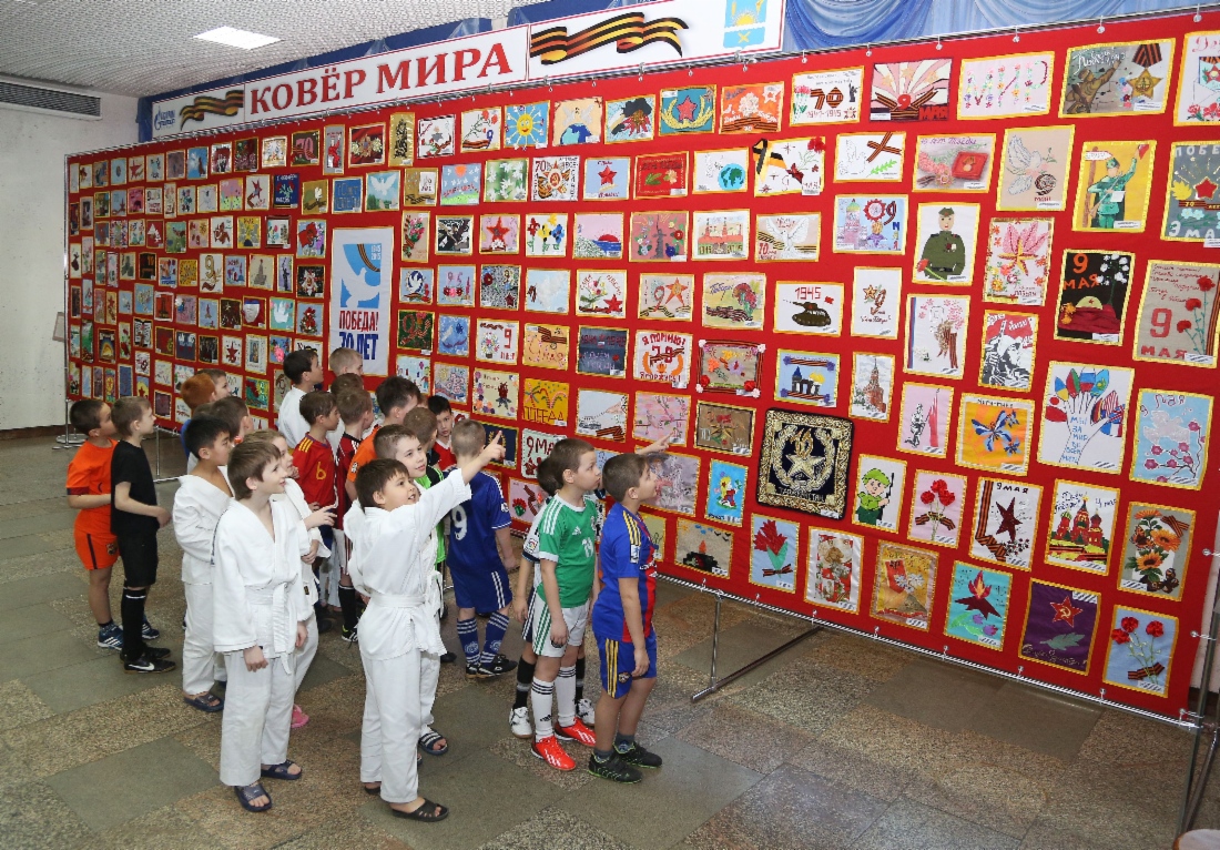Дети создали интернациональный «Ковер мира»