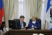 Заместитель генерального директора ООО «Газпром геологоразведка» Анатолий Ковригин и мэр Усть-Кутского муниципального образования Тамара Климина подписывают соглашение о сотрудничестве