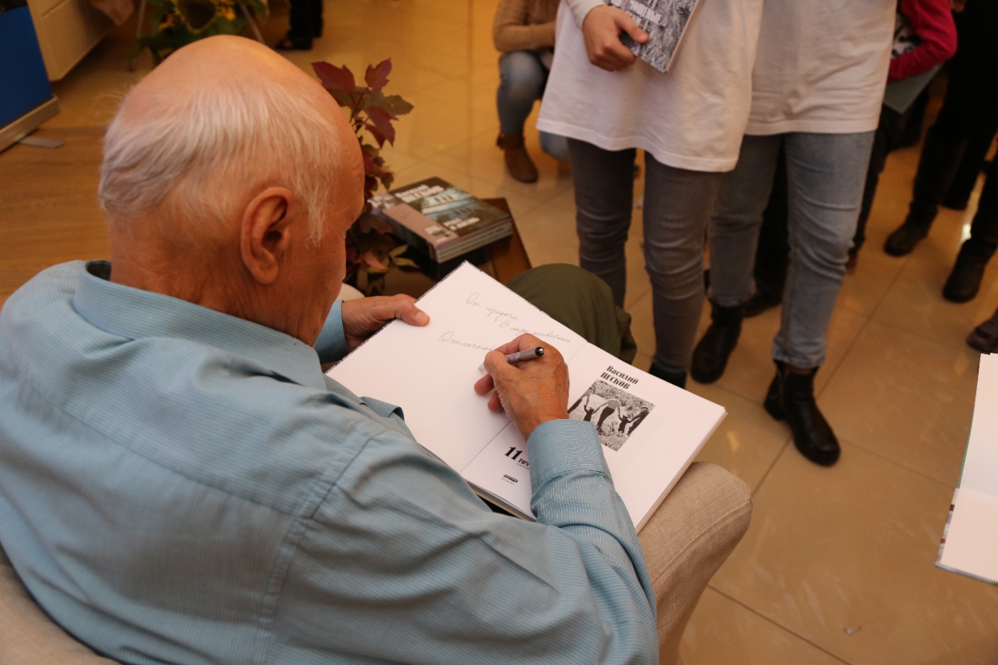Николай Дроздов подписывает в подарок книги участникам культурно-экологической акции «Яркая жизнь» ООО «Газпром трансгаз Москва»