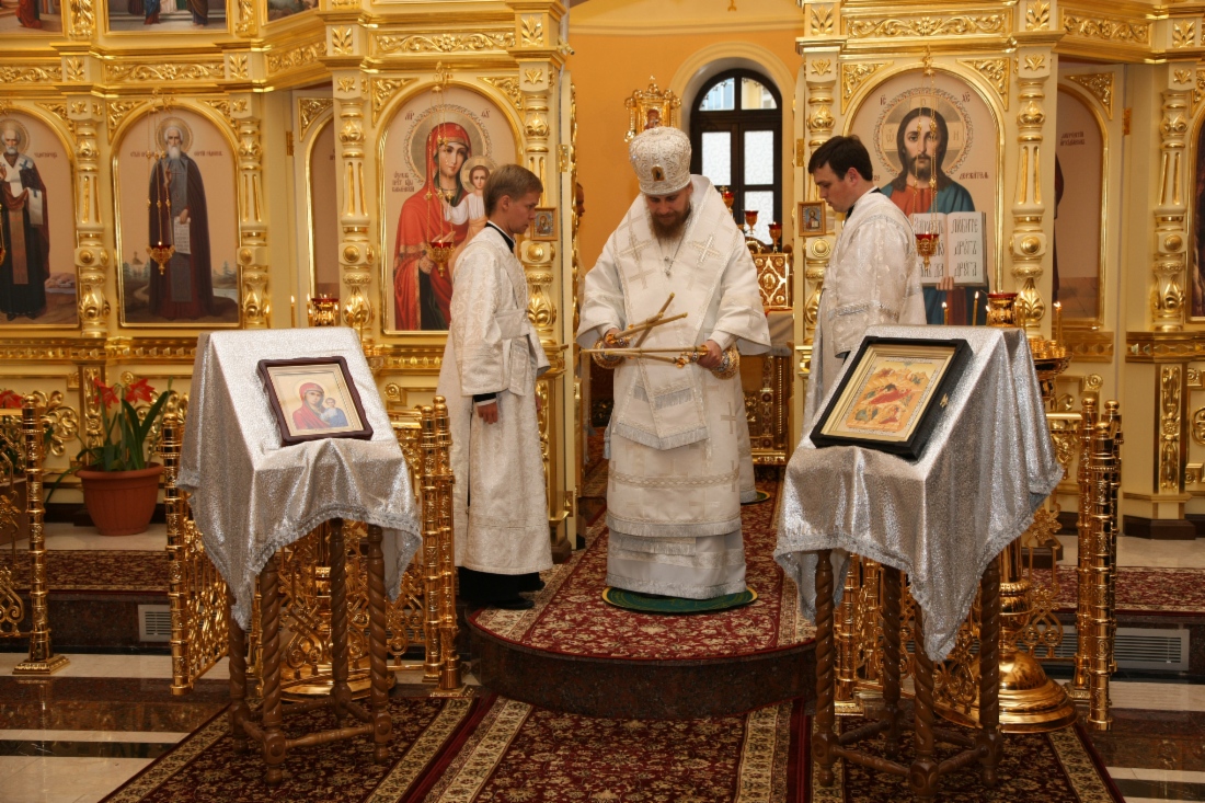 Управляющий Салехардской и Новоуренгойской епархией владыка Николай во время торжественного освящения храма Рождества Христова в Пангодах