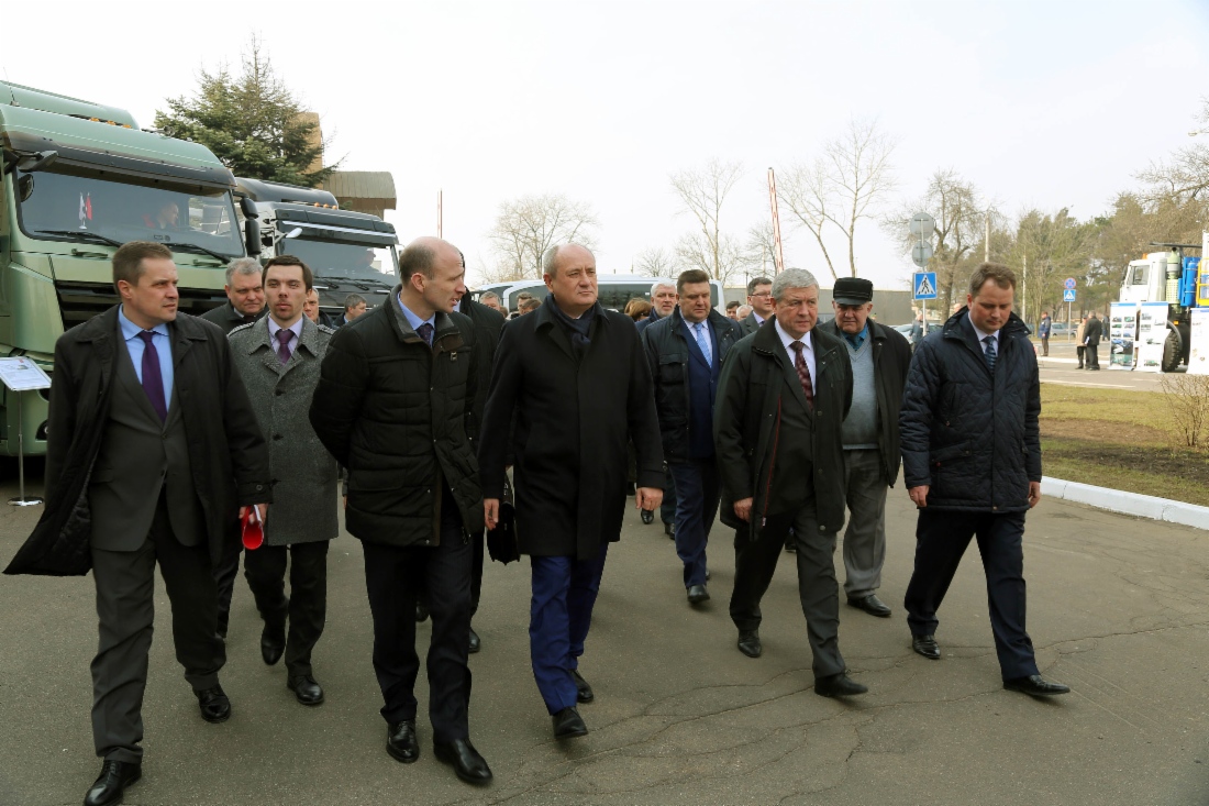 В рамках совещания в Минске по развитию сотрудничества между «Газпромом» и белорусскими предприятиями Виталий Маркелов (пятый слева) и Владимир Семашко (третий справа) посетили выставочные экспозиции с новыми образцами техники и оборудования ОАО «Минский автомобильный завод» и ОАО «Минский моторный завод»