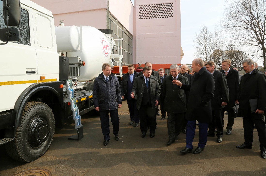В рамках совещания в Минске по развитию сотрудничества между «Газпромом» и белорусскими предприятиями Владимир Семашко (в центре) и Виталий Маркелов (четвертый справа) посетили выставочные экспозиции с новыми образцами техники и оборудования ОАО «Минский автомобильный завод» и ОАО «Минский моторный завод»