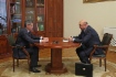 Губернатор Астраханской области Александр Жилкин и генеральный директор ООО «Газпром добыча Астрахань» Сергей Михайленко во время рабочей встречи